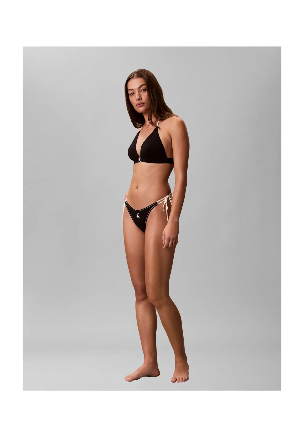 Neckholder-Bikini-Oberteil mit Kontrastträgern