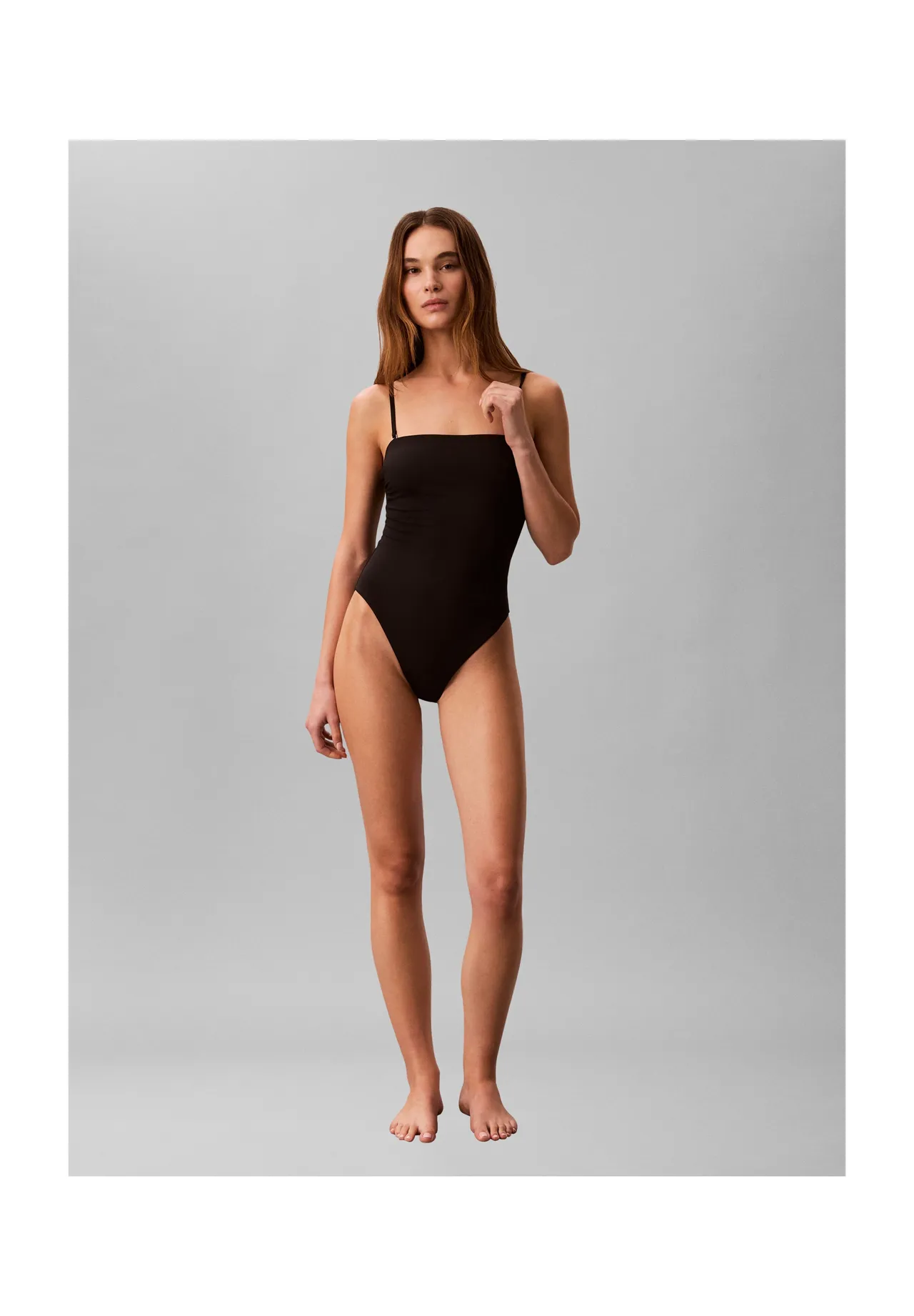 Minimalistischer Bandeau-Badeanzug mit Trägern