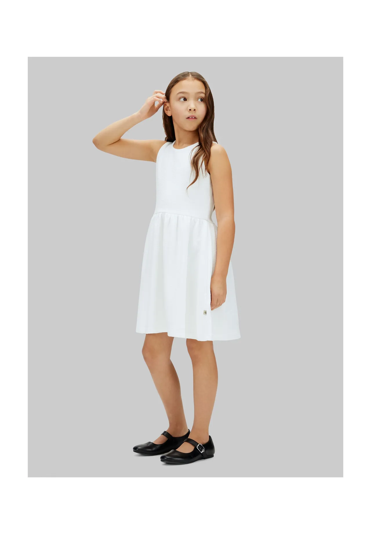 Ärmelloses Crinkle-Kleid mit ausgestelltem Rock