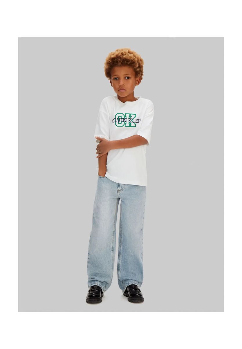 Hellblaue Jeans im Skater-Stil