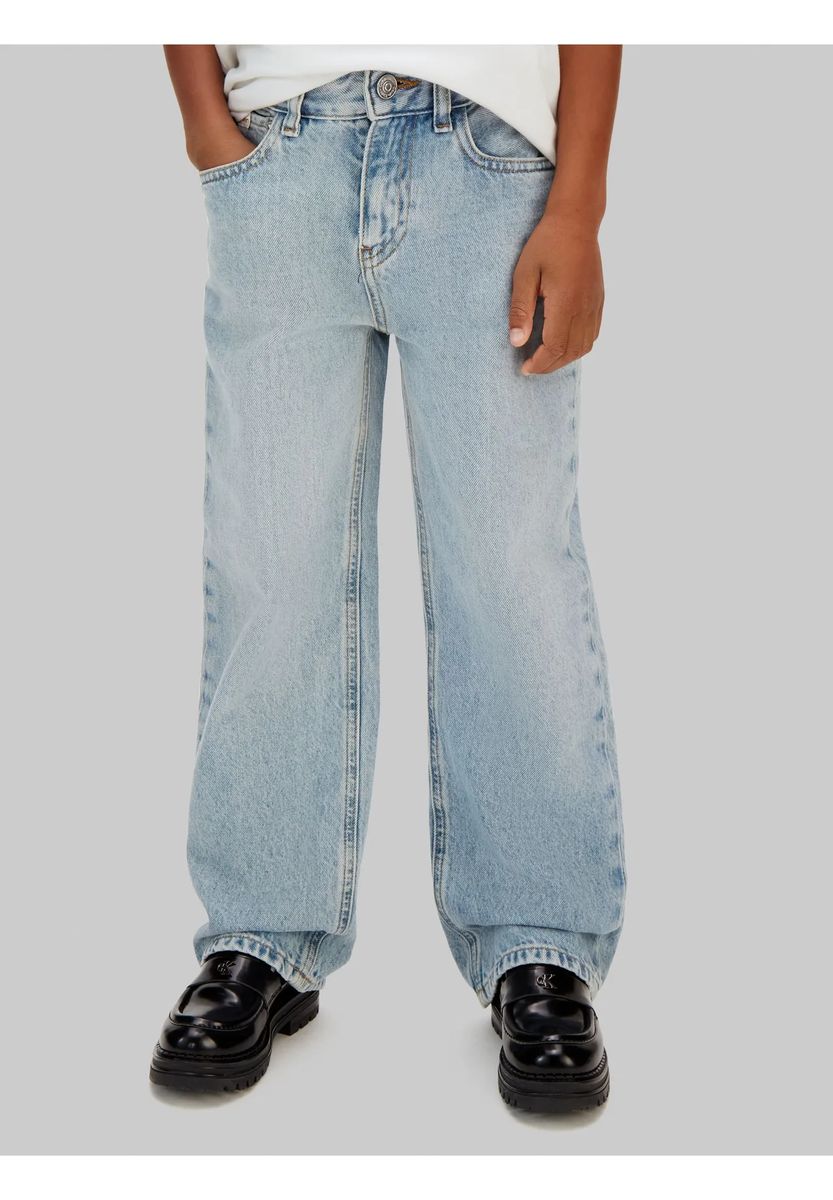 Hellblaue Jeans im Skater-Stil
