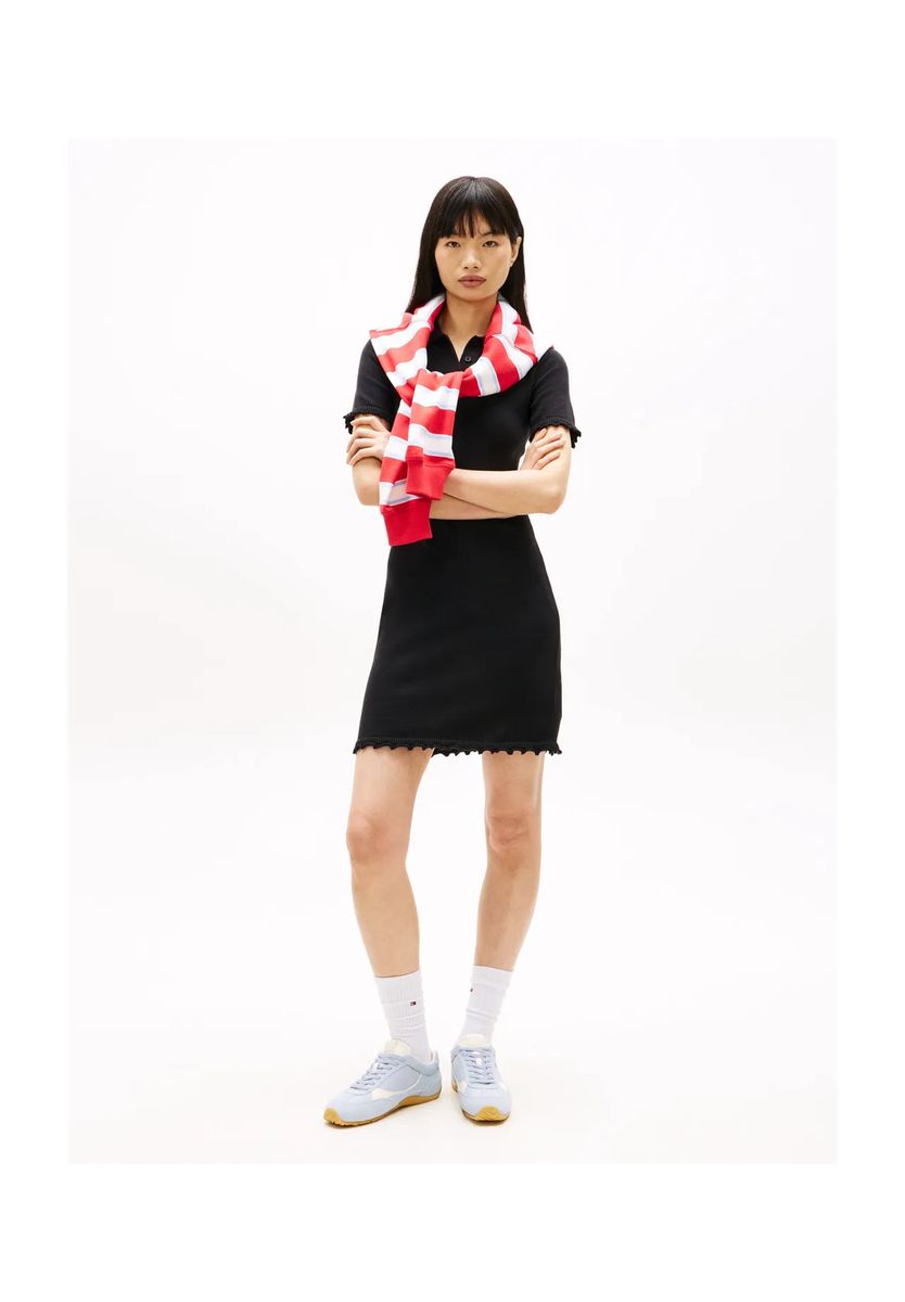 Enganliegendes Polokleid mit Wellensaum