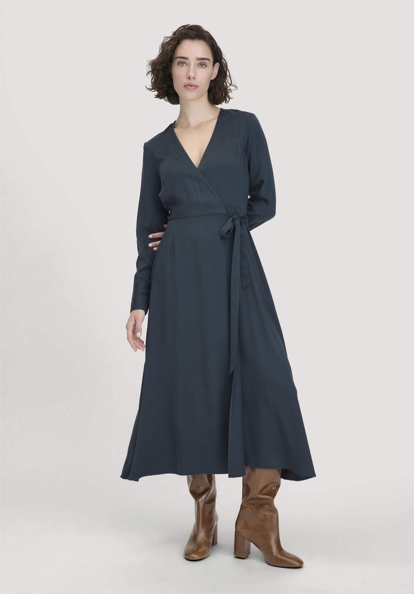 Elegantes fließendes Wickel-Midikleid