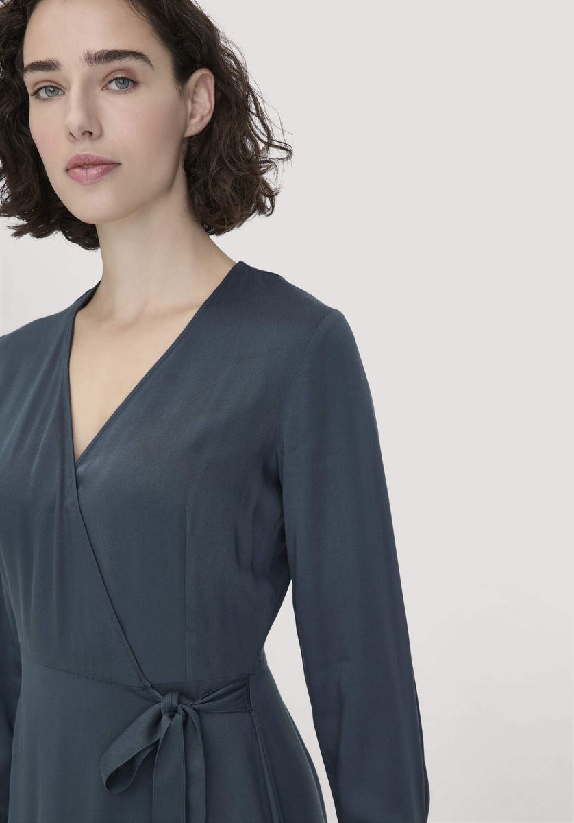 Elegantes fließendes Wickel-Midikleid