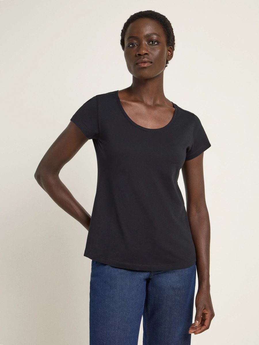 Klassisches T-Shirt mit weitem Rundhalsausschnitt