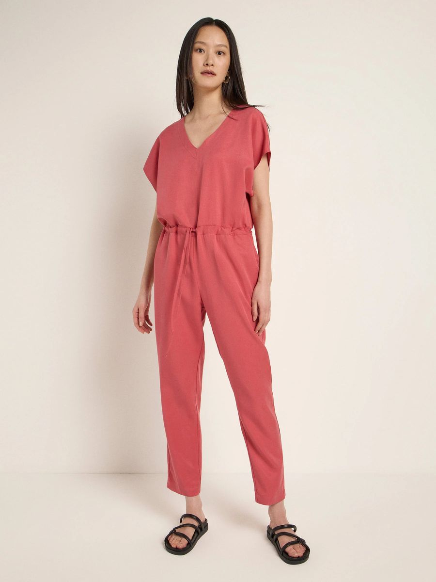 Fließender Jumpsuit mit V-Ausschnitt