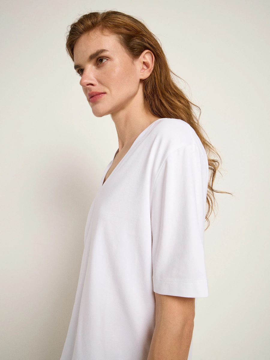 Minimalistisches Bio-Baumwoll-Shirt mit V-Ausschnitt