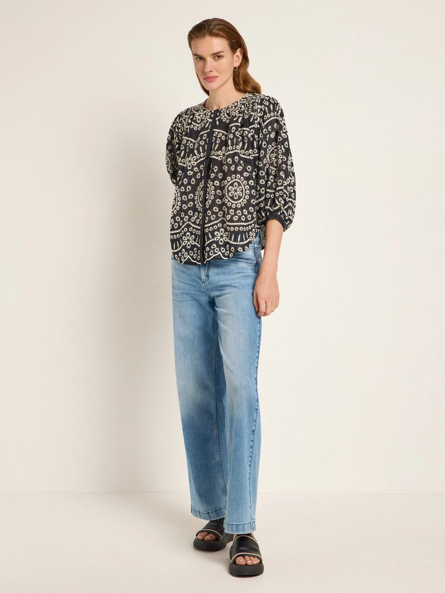 Stickereibluse mit voluminösen Ärmeln