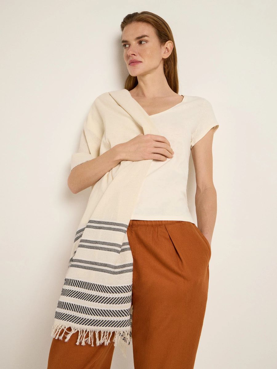 Fransenschal mit Ikat-Muster