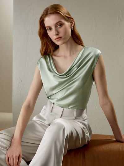 Elegantes Seidentop mit Wasserfallausschnitt