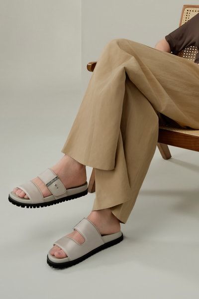 Doppelriemen-Sandalen aus Seiden-Charmeuse