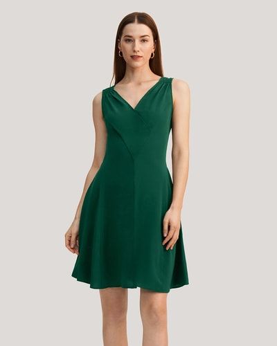 Elegantes Seidenkleid mit V-Ausschnitt
