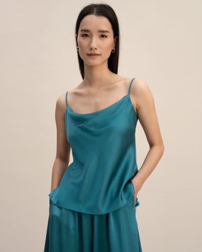 Minimalistisches Seidentop mit Wasserfallausschnitt