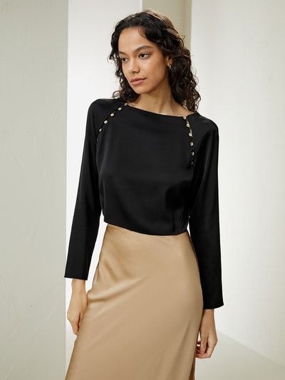 Kurze Seidenbluse mit U-Boot-Ausschnitt