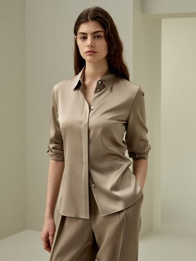 Elegantes tailliertes Seidensatin-Hemd