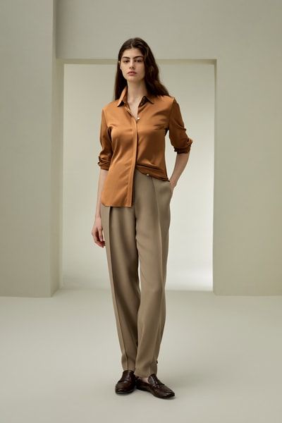 Elegantes Tailliertes Seidensatin-Hemd