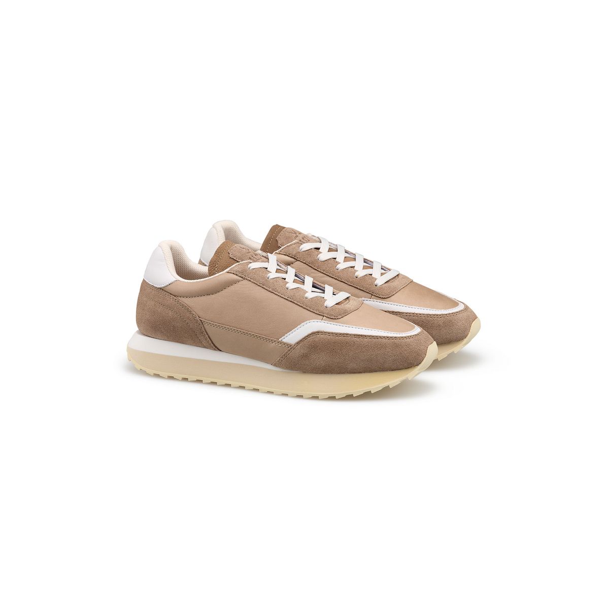 Moderner Sneaker im Materialmix