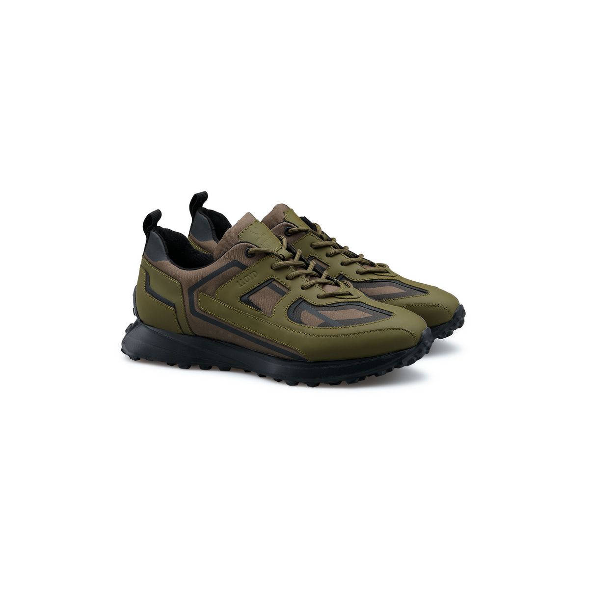 Outdoor-inspirierter Materialmix-Sneaker