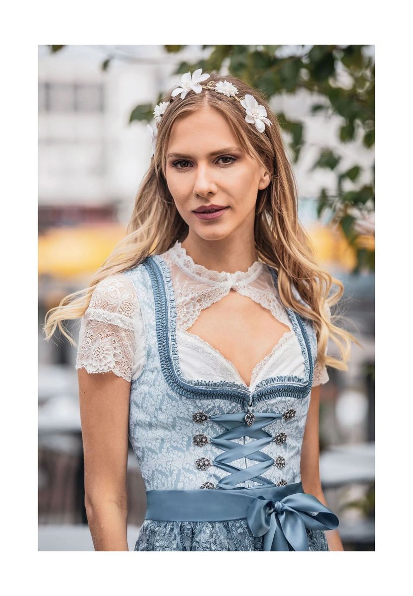 Traditionelle Dirndlbluse mit Spitze