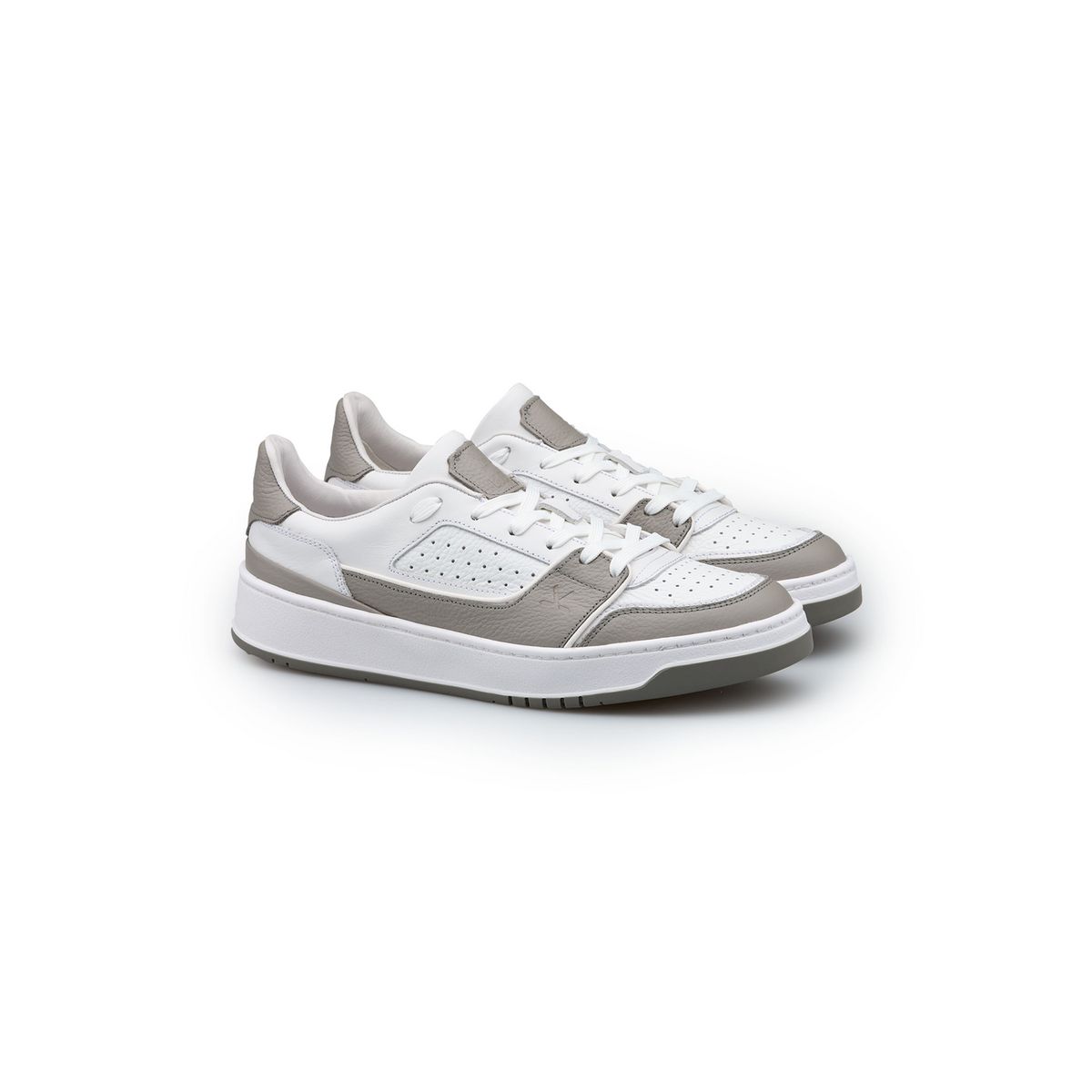 Moderner Low-Top Sneaker aus Narbenleder