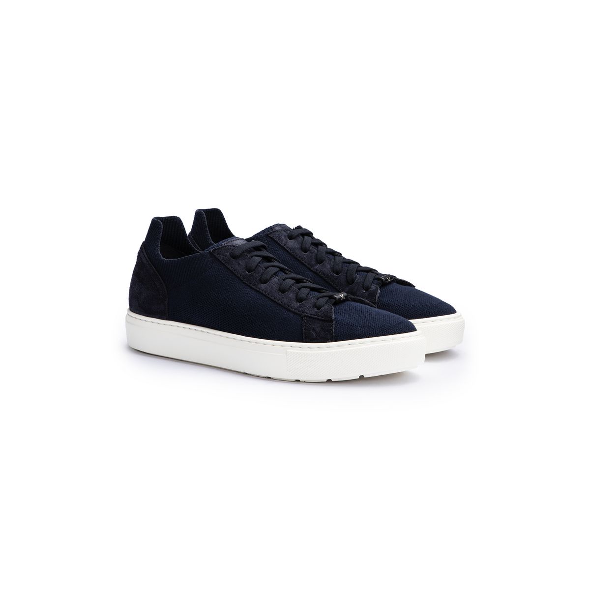 Sneaker aus Materialmix