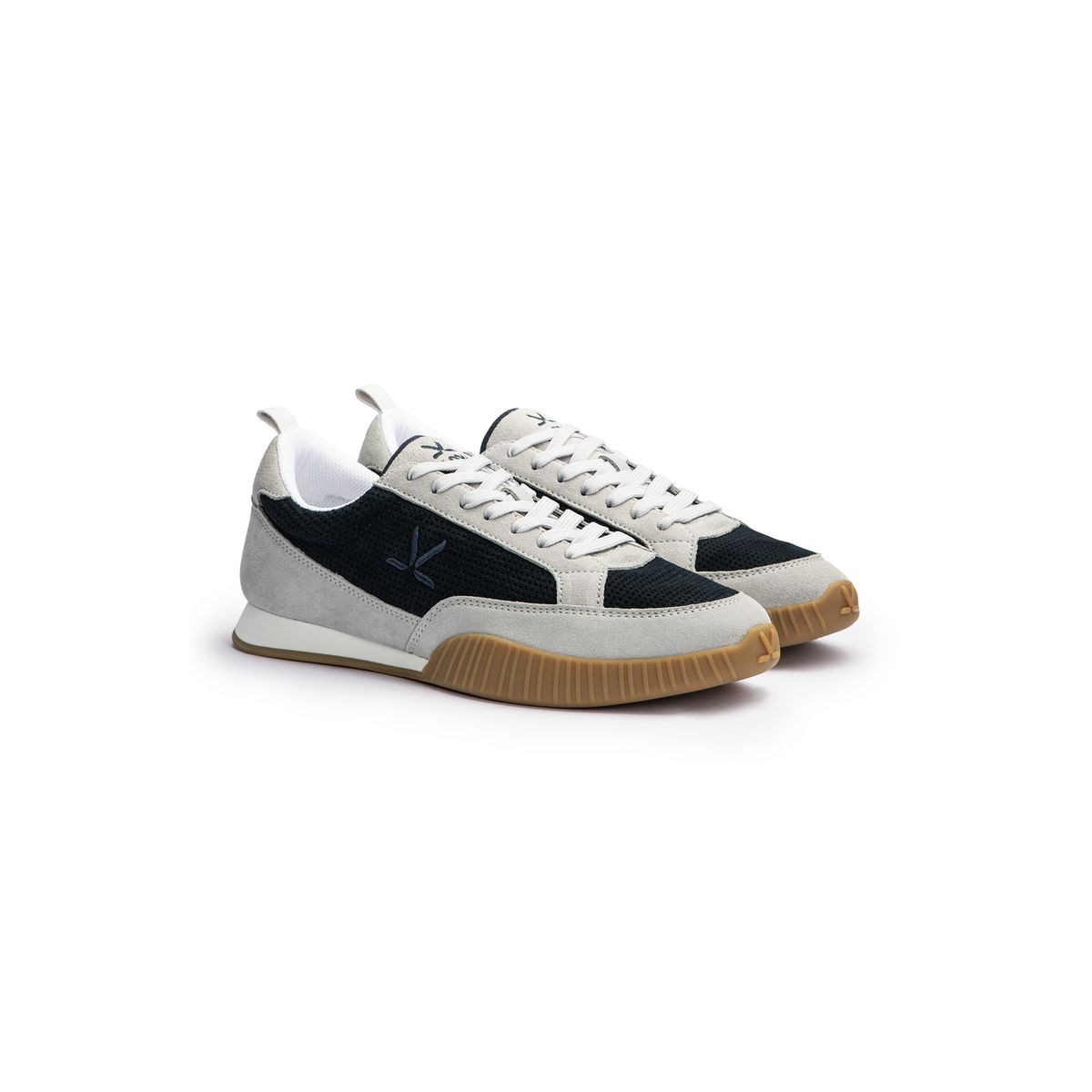 Low-Top Sneaker aus gelochtem Leder