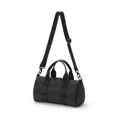 Minimalistische Barrel-Tasche aus Recycling-Nylon