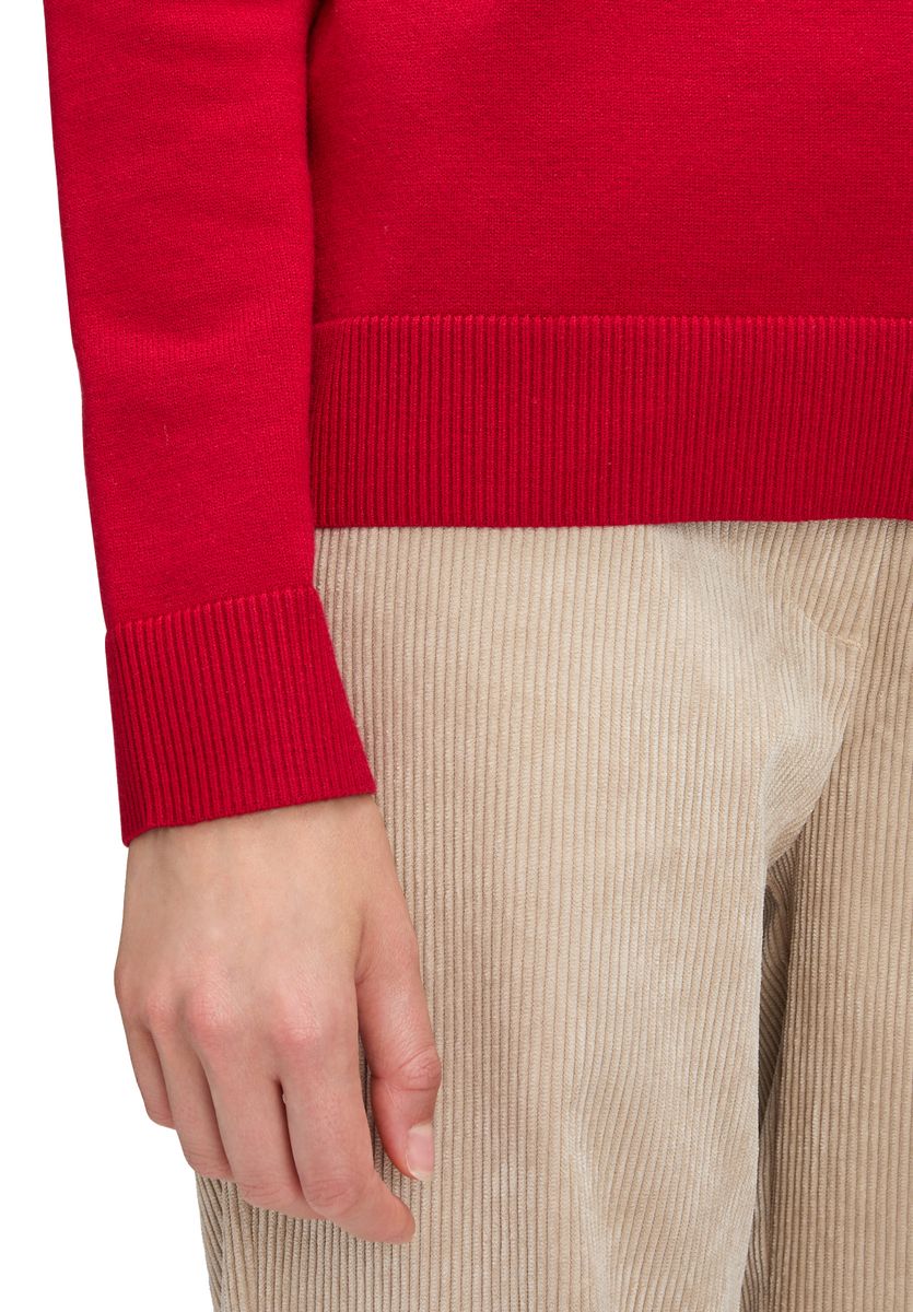 Klassischer Strickpullover mit Stehkragen