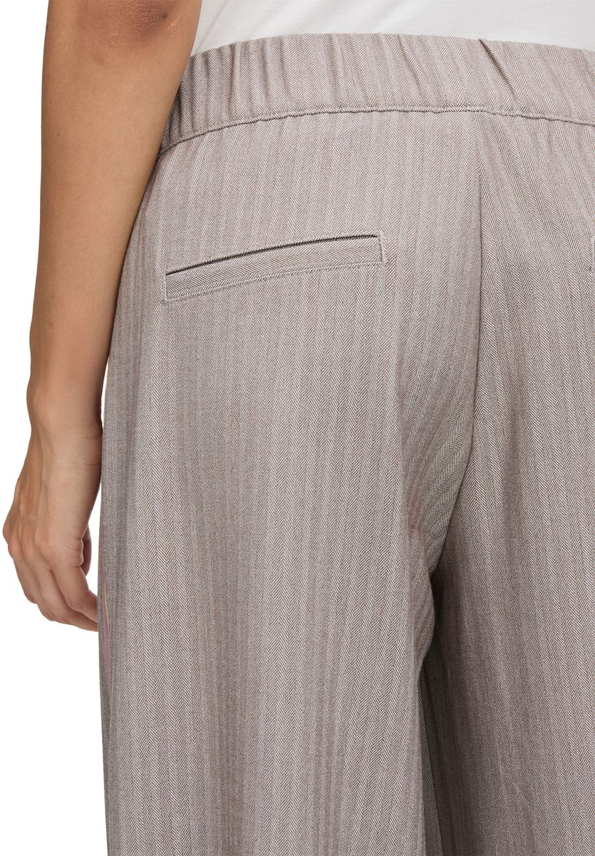 Weite Fischgrätenhose mit Streifen