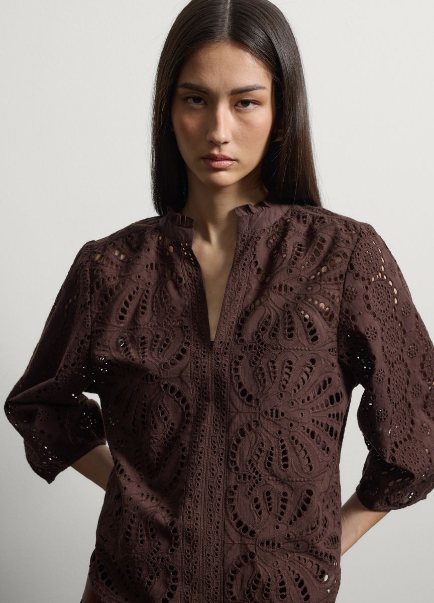Bluse mit Lochstickerei und Rüschen