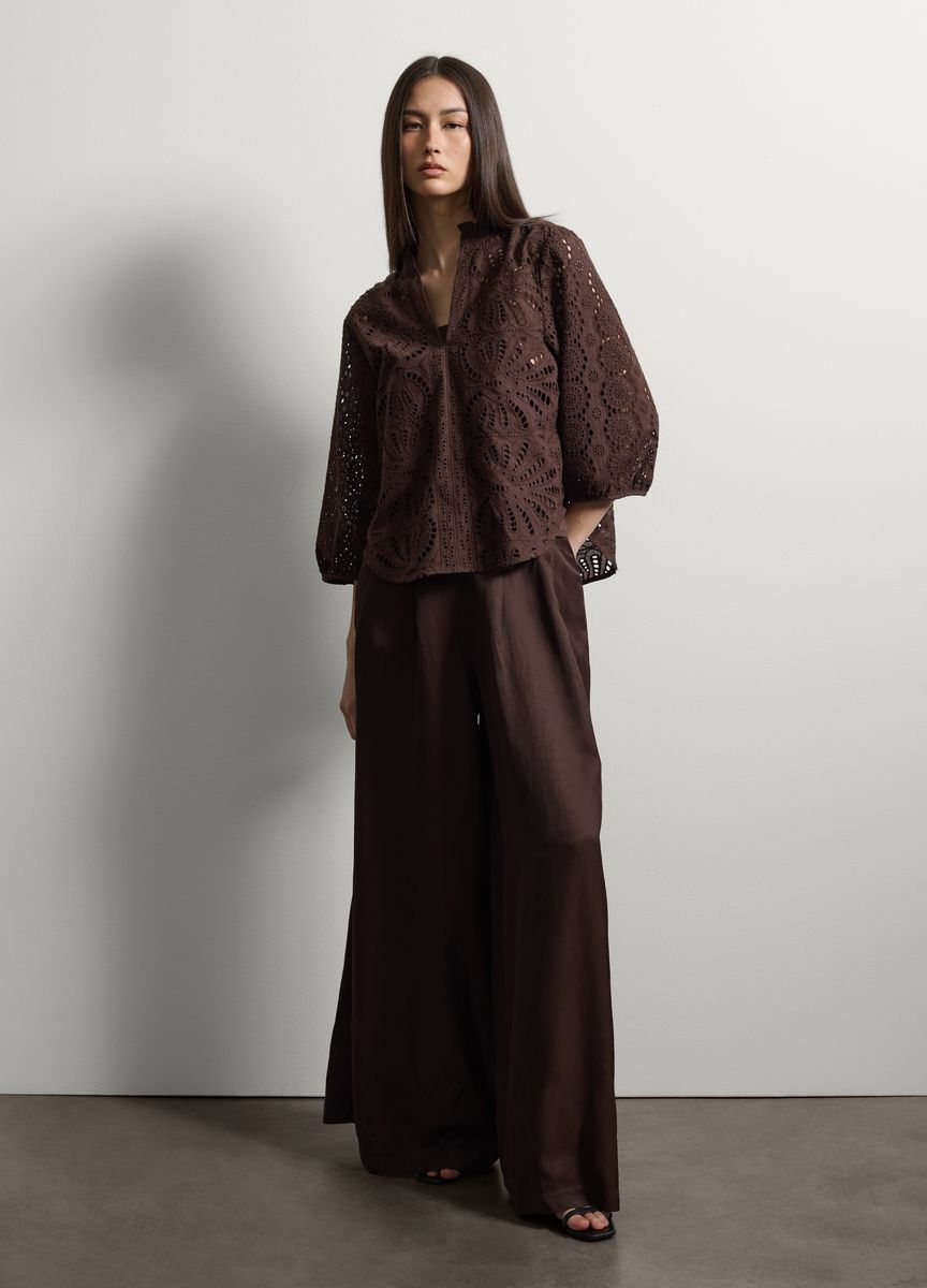Bluse mit Lochstickerei und Rüschen