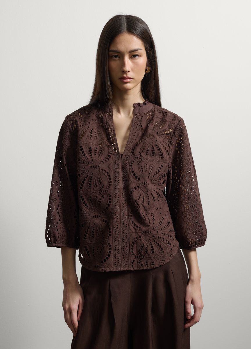 Bluse mit Lochstickerei und Rüschen