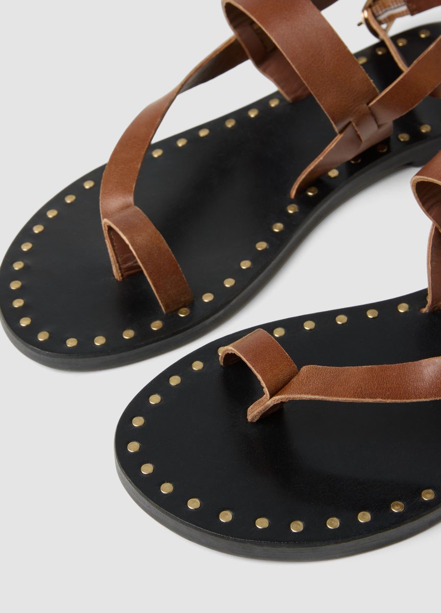 Ledersandalen mit Zehenschlaufe und Nieten