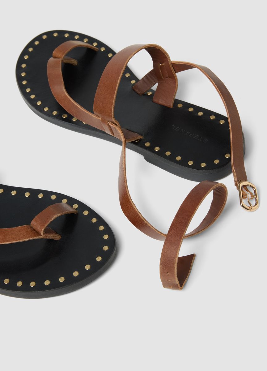 Ledersandalen mit Zehenschlaufe und Nieten