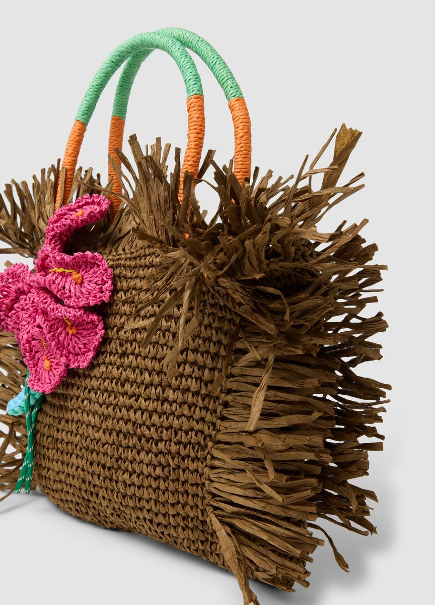 Strohtasche mit Fransen und Häkelblume