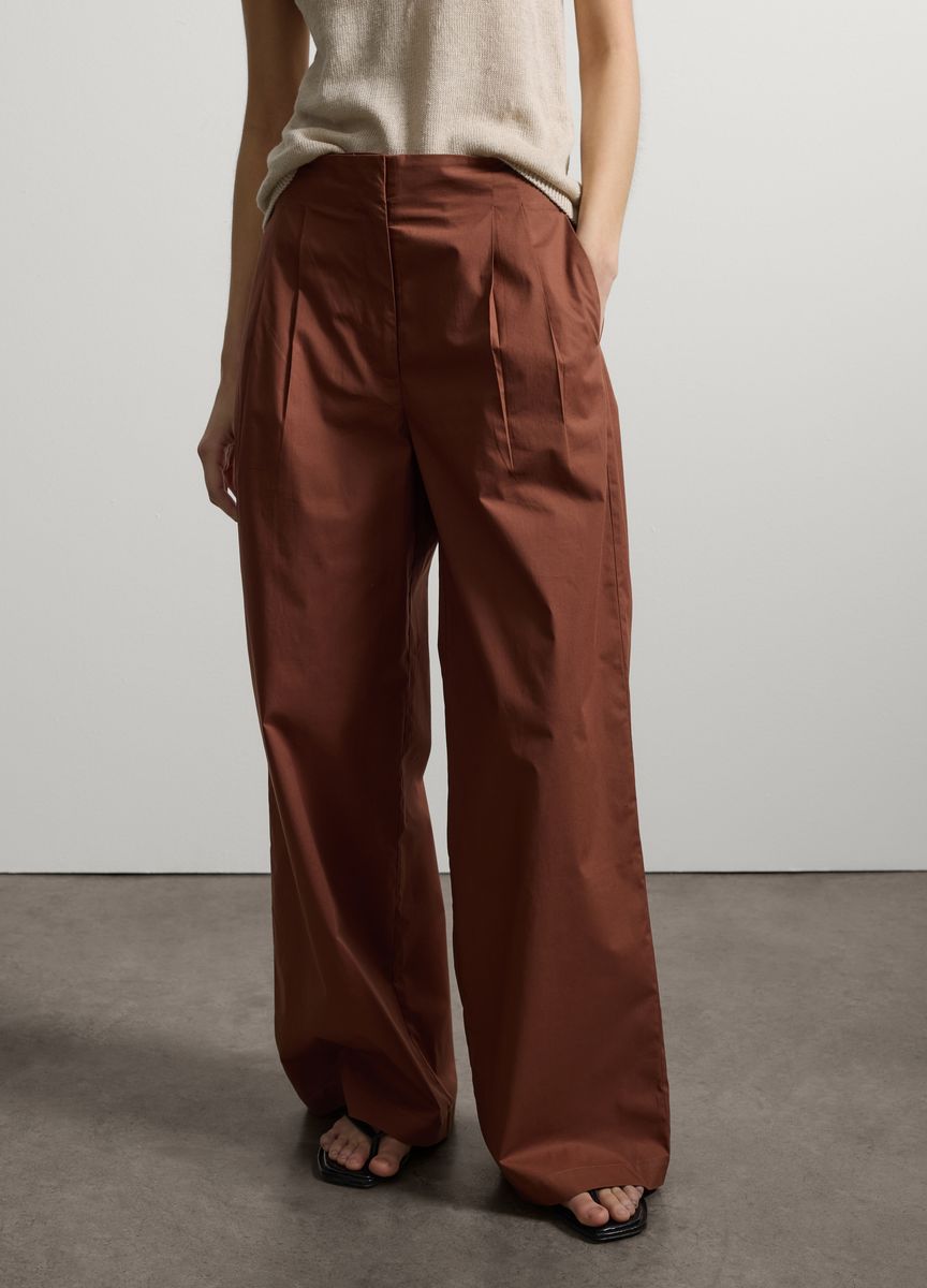 Hochgeschnittene Bundfaltenhose mit weitem Bein