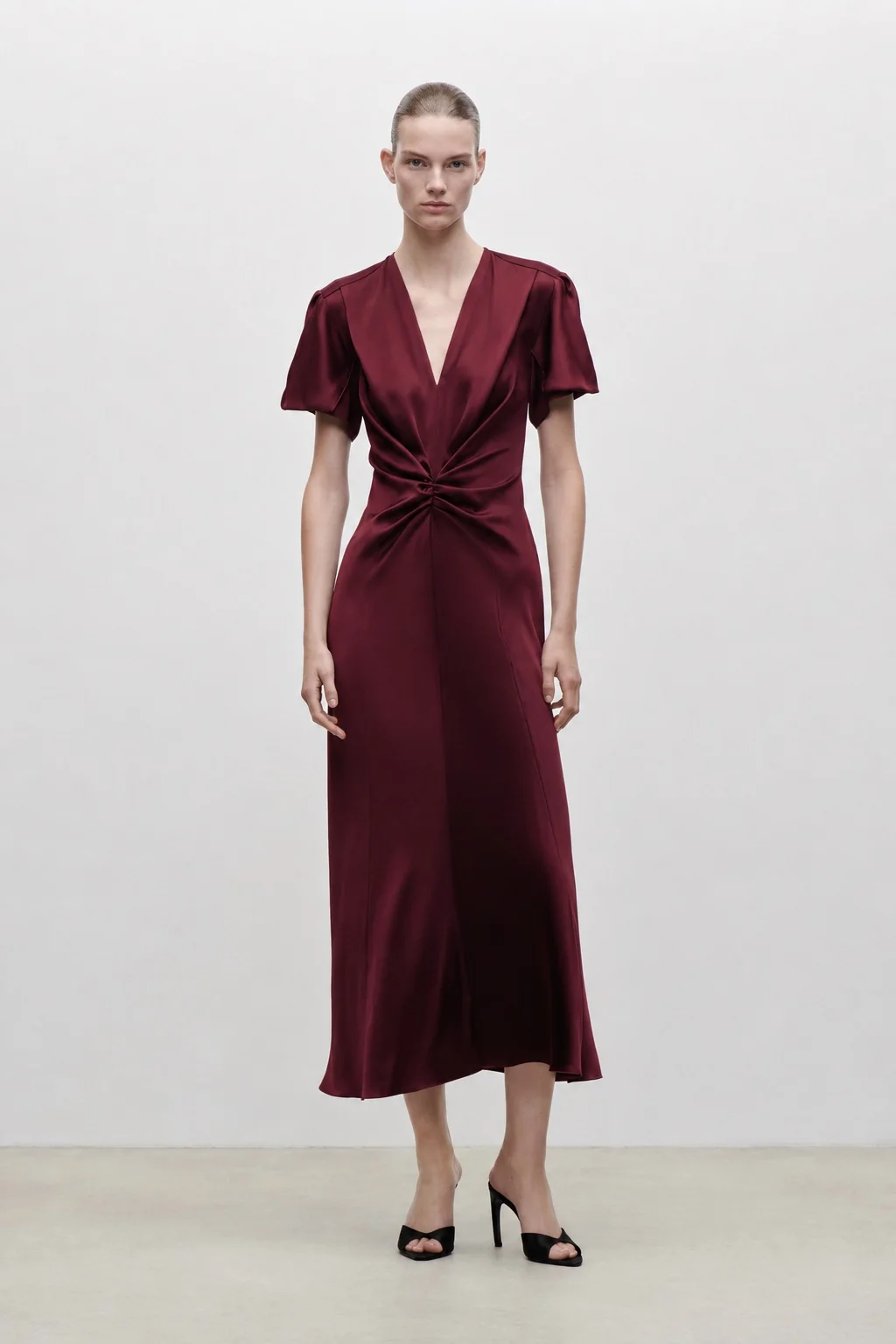 Satin-Midikleid mit Taillenraffung