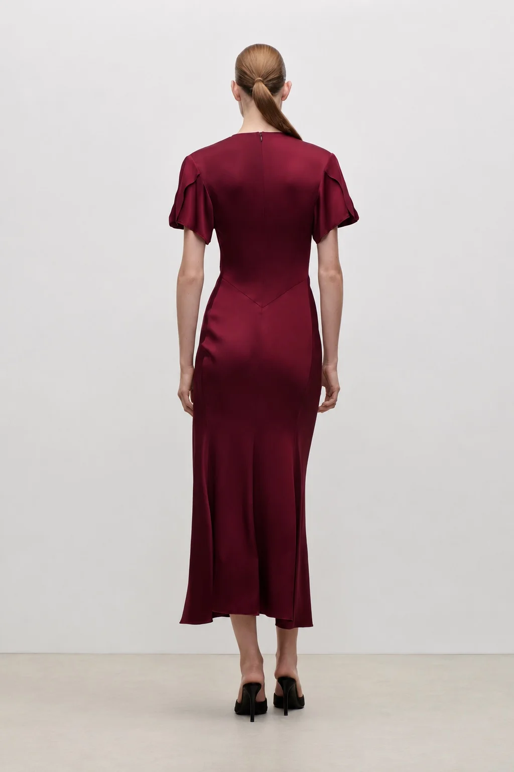 Satin-Midikleid mit Taillenraffung