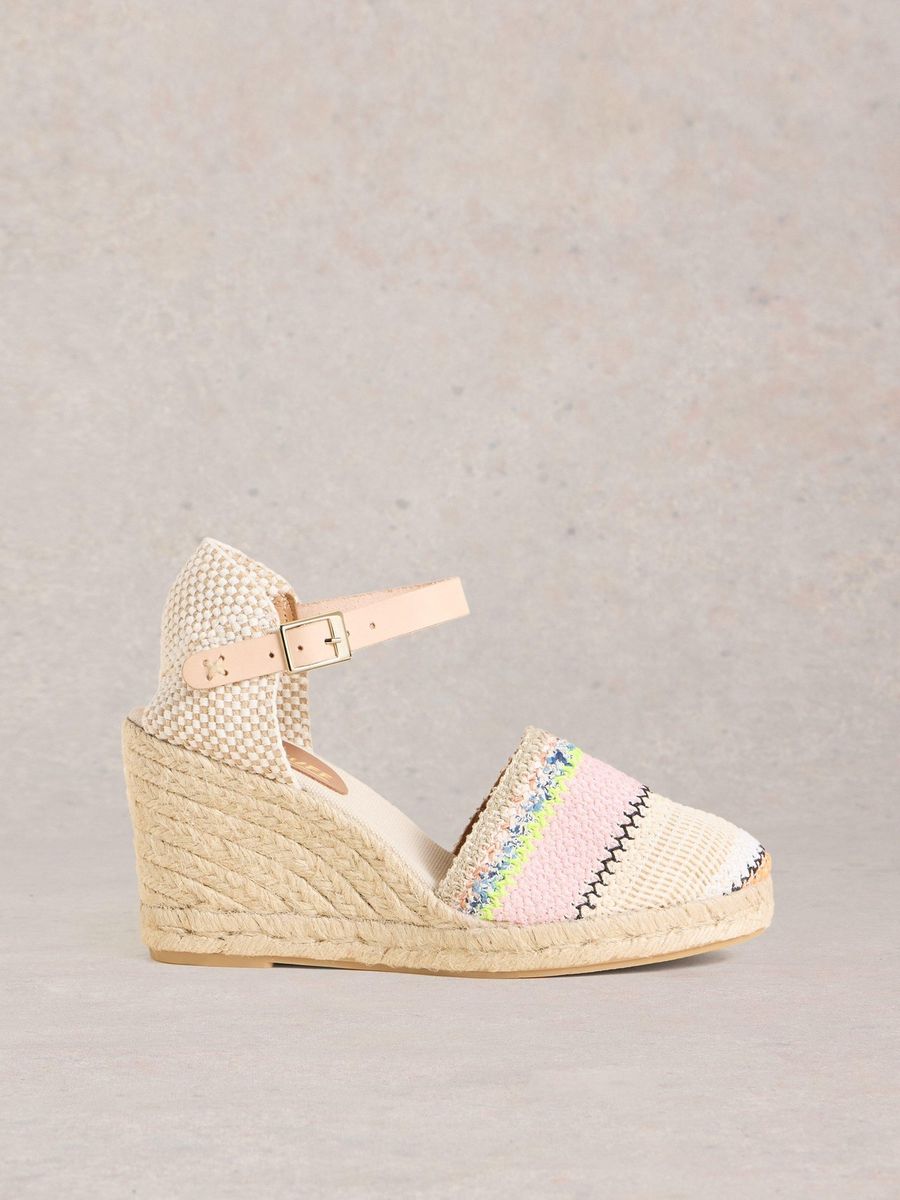 Gestreifte Keilabsatz-Espadrilles mit Häkelmuster
