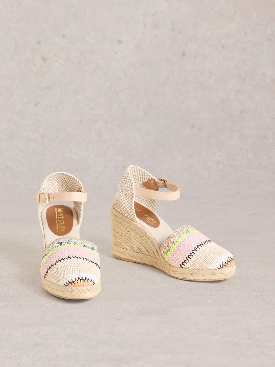 Gestreifte Keilabsatz-Espadrilles mit Häkelmuster