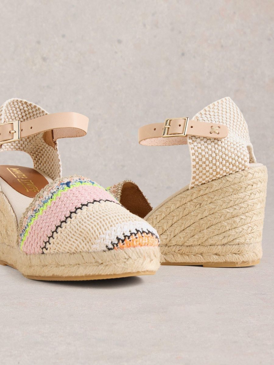 Gestreifte Keilabsatz-Espadrilles mit Häkelmuster