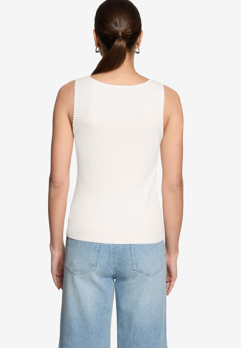 Geripptes Stricktop mit U-Boot-Ausschnitt
