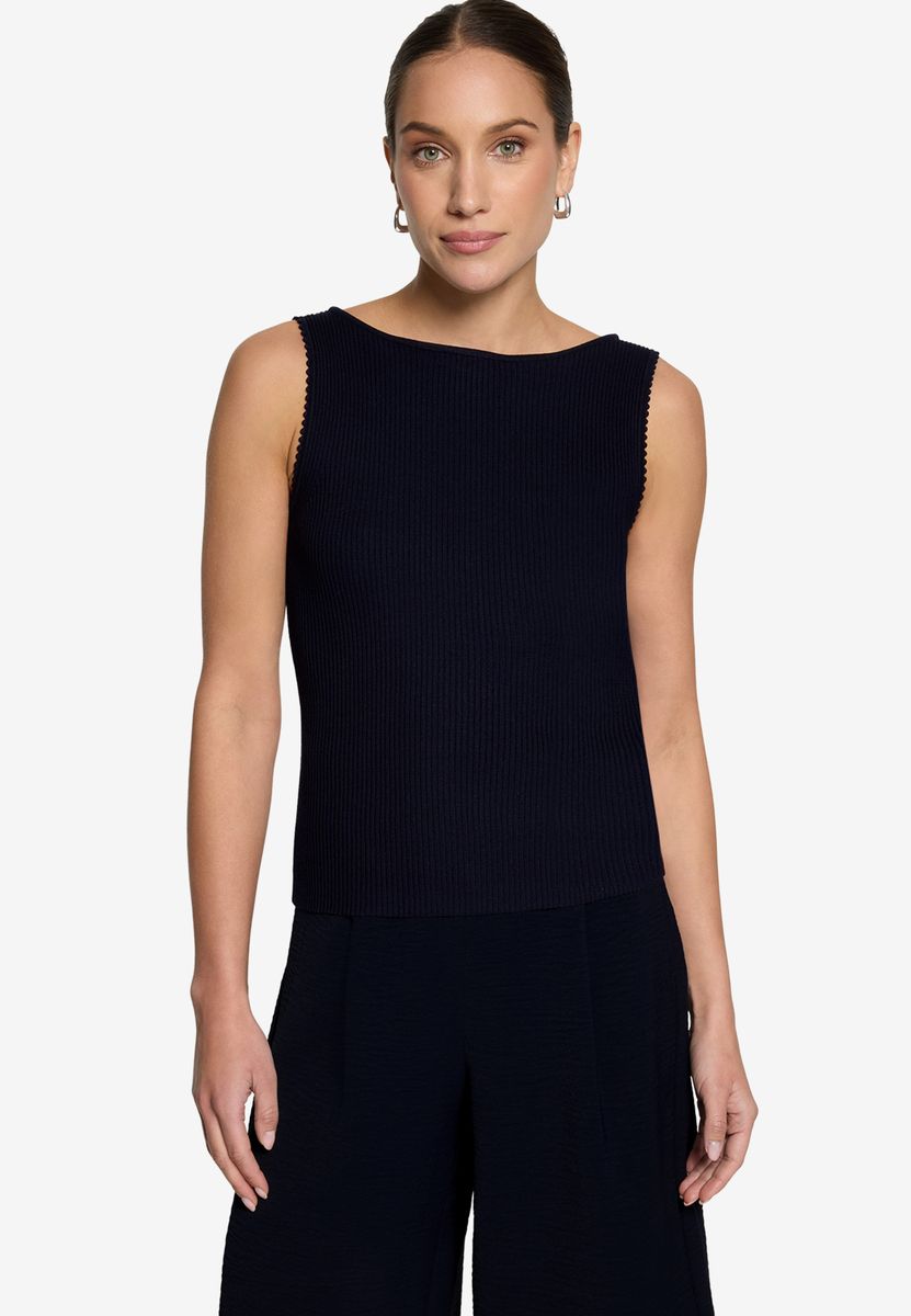 Geripptes Stricktop mit U-Boot-Ausschnitt