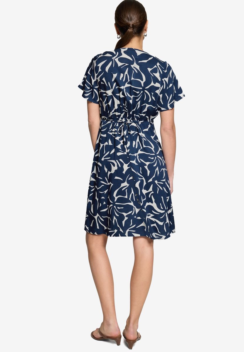 Luftiges Mini-Blumenkleid mit Empire-Taille