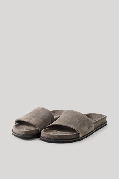 Minimalistische Slides aus Veloursleder