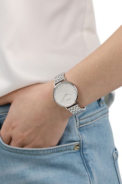 Analoge Armbanduhr mit Sonnenschliff-Struktur