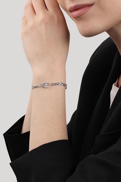 Panzerarmband mit verschlungenen Ringen