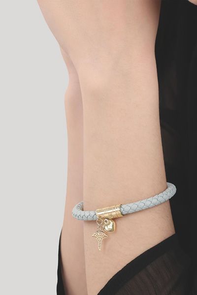 Geflochtenes Lederarmband mit Charms