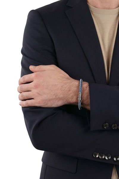 Geflochtenes Kordelarmband mit Edelstahlverschluss