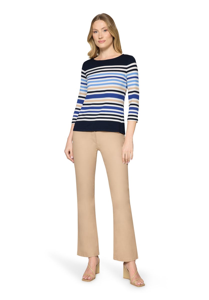 Gestreiftes Stricktop mit U-Boot-Ausschnitt